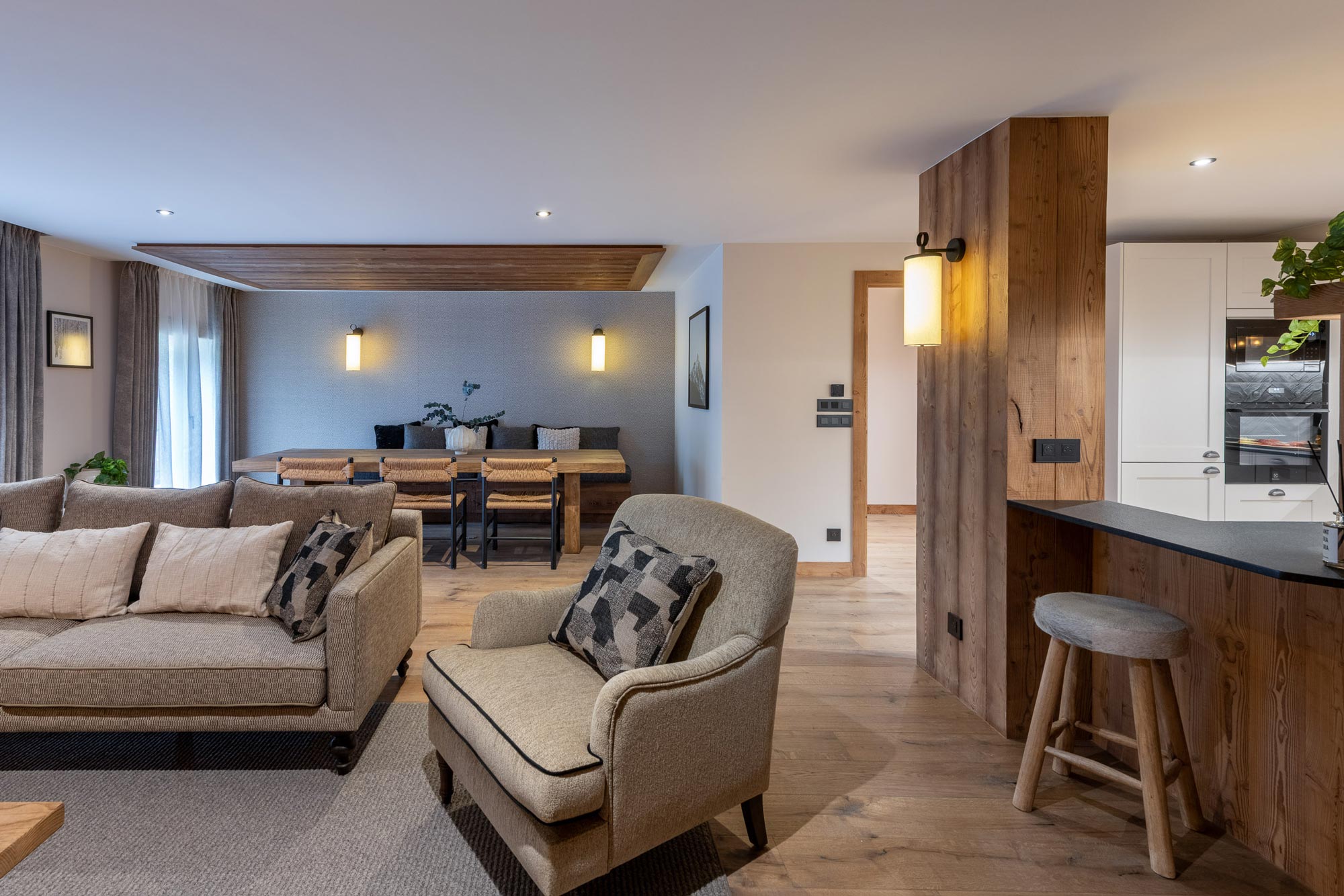 Open-plan lounge, kitchen and dining area in Apartment Le Stade, Morzine