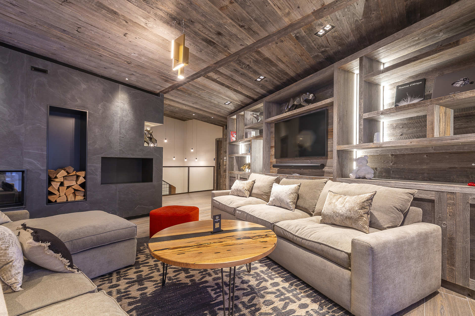 Lounge with grey sofas and fireplace in Chalet Aspen, Avoriaz