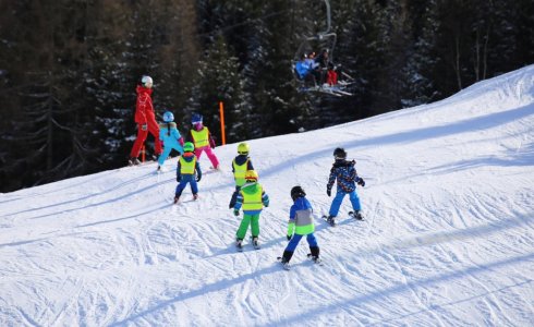 ski lesson for children in morzine