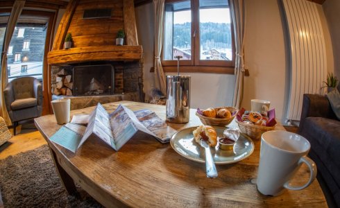 Coffee and piste maps in Chalet Atlas