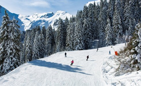 Blue ski piste in Morzine