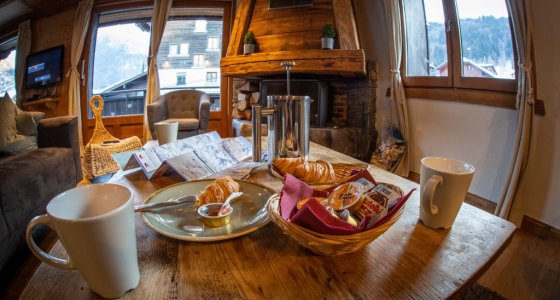 Piste maps and coffee at Chalet Atlas