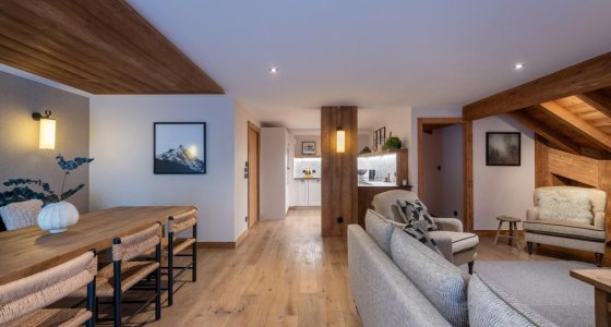 Open-plan living and dining space with long wooden table in Apartment Le Stade, Morzine