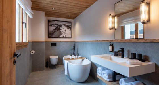 Bathroom with free-standing bath and long white basin in Apartment Abeille, Morzine