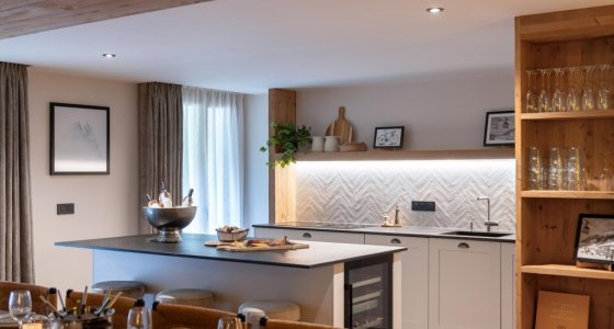 Kitchen island with dining table and bookshelves in Apartment Chamossière, Morzine